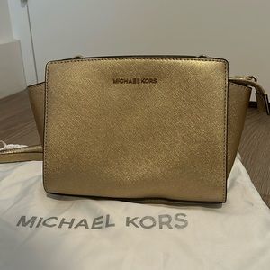 Michael Kors Selma Medium Metallic Crossbody Pale Gold
